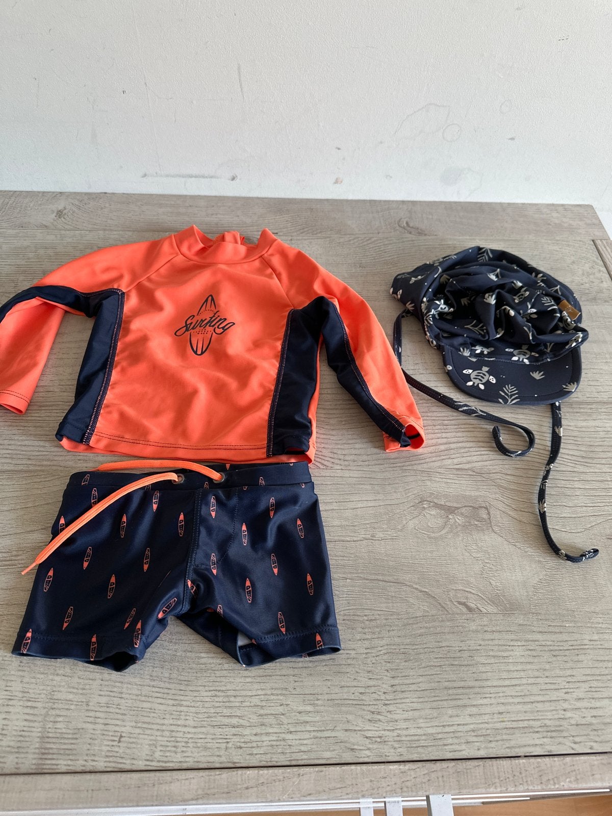 Dirkje UV-zwemshirt met zwembroek 62 / 68 zonneklep hoedje, Gebruikt, UV-zwemkleding, Ophalen of Verzenden, Maat 68