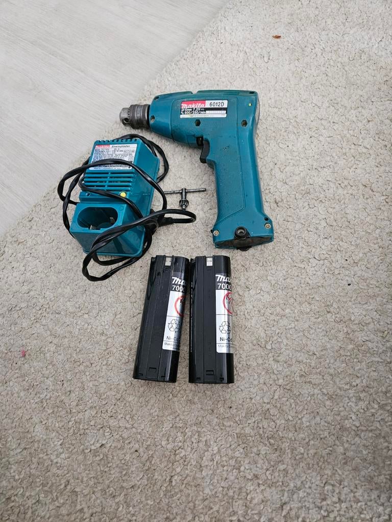 Makita 6012D Boormachine met lader en 2 accu's, Ophalen of Verzenden, Gebruikt, Minder dan 400 watt, Boormachine