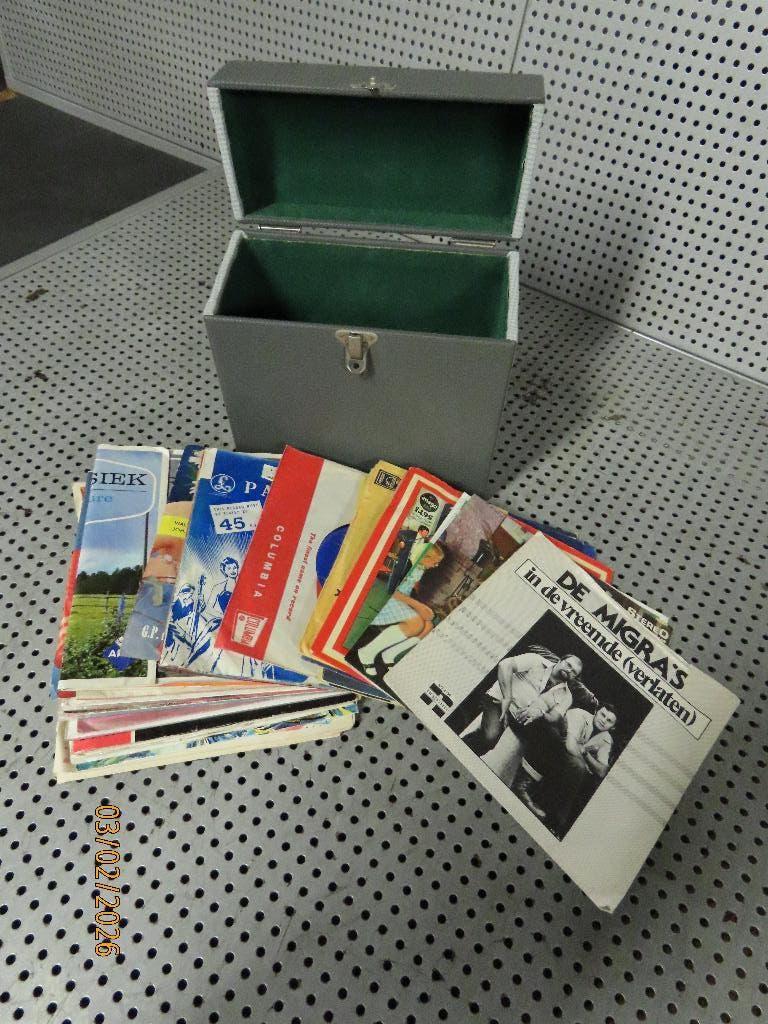 Verzameling Singles Single in kleine koffer jaren '60 & '70, Ophalen of Verzenden, 1960 - 1969, Gebruikt, 7 inch
