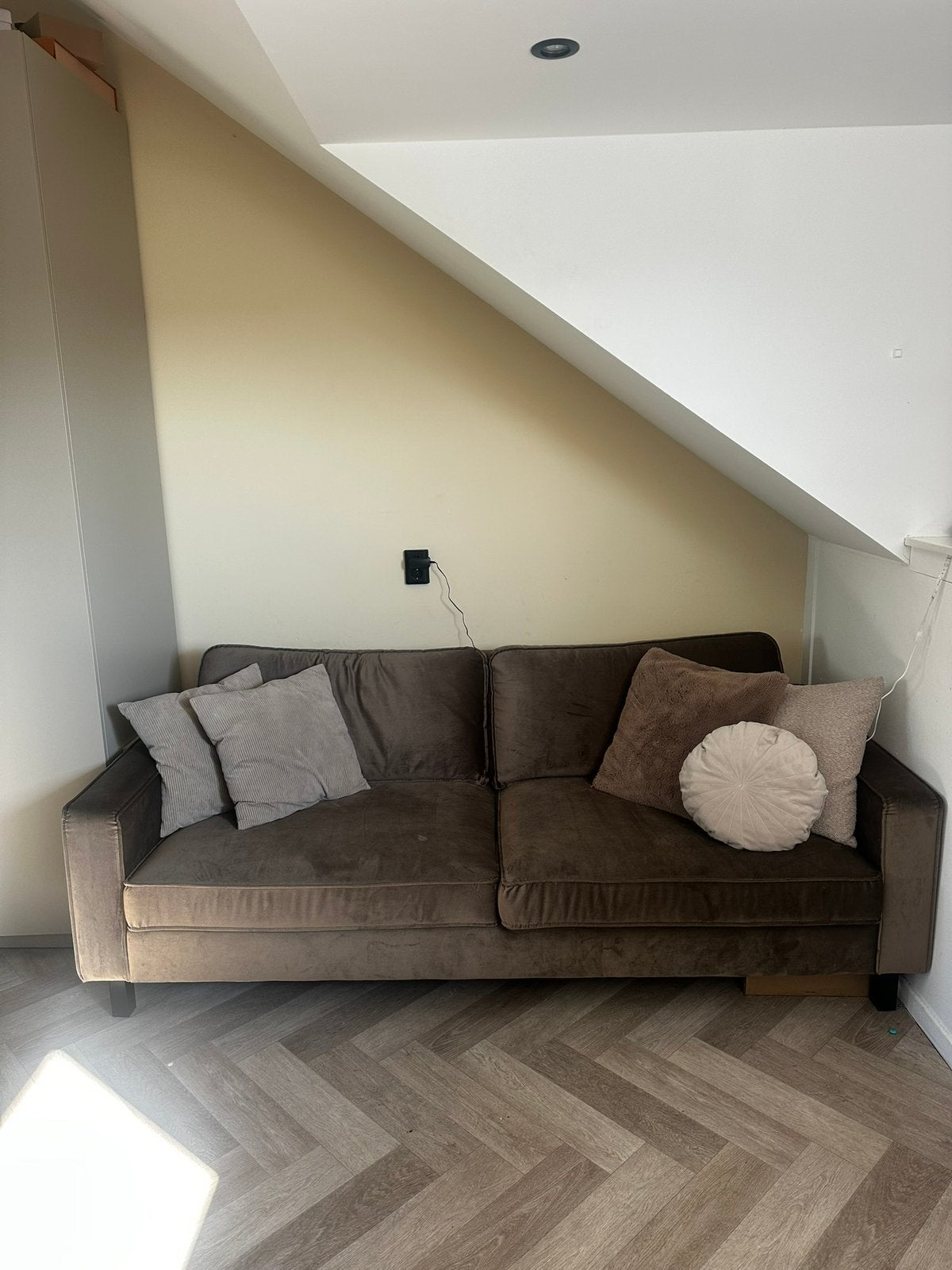 Comfortabele bruine bank - perfect voor kleine ruimtes, Huis en Inrichting, Ophalen, Gebruikt, 150 tot 200 cm, Tweepersoons