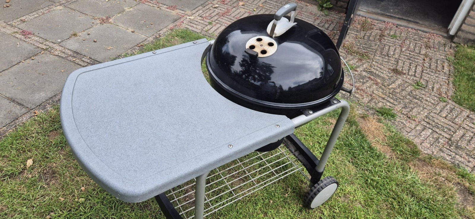 Grote Weber barbecue met zijtafel en wielen, Ophalen, Gebruikt, Weber