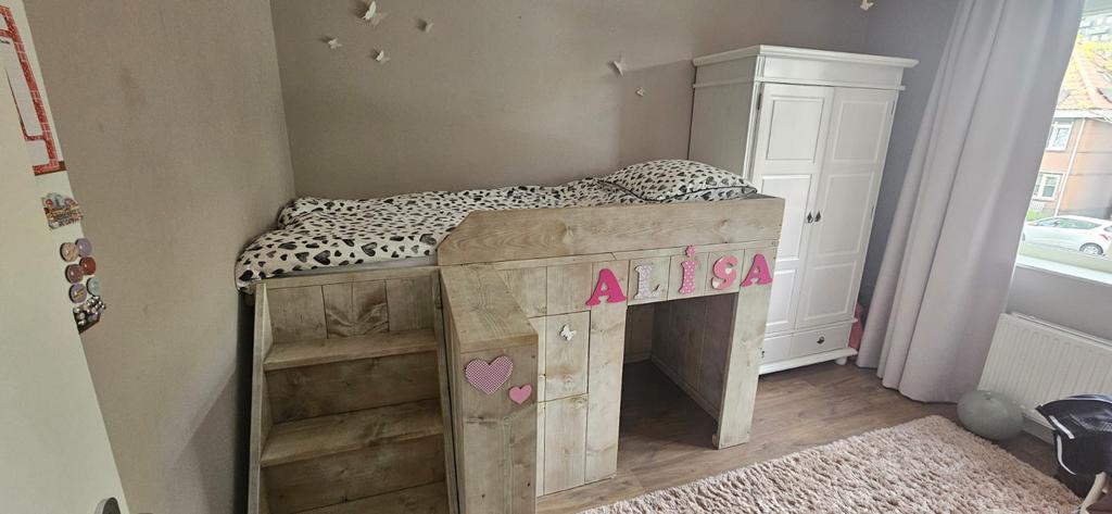 Bed kind. Halfhoogslaper. Met speelhut, trap en boekenkast, Ophalen, 85 tot 100 cm, Zo goed als nieuw, 180 cm of meer