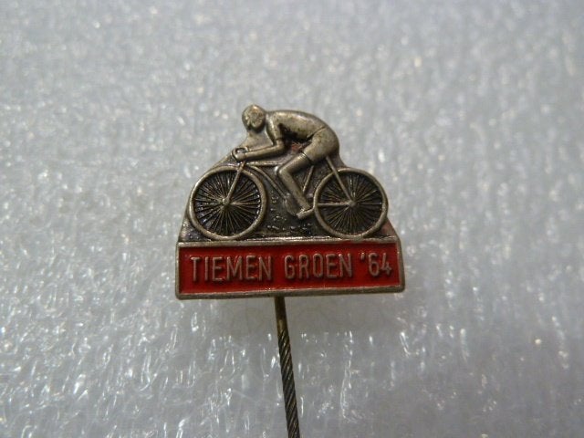Vintage Speldje Tiemen Groen '64 Wielrenner, Verzamelen, Ophalen of Verzenden, Gebruikt, Sport, Speldje of Pin