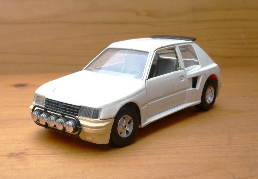 BBURAGO 0106 PEUGEOT 205 TURBO 16 RALLYE 1/25., Ophalen of Verzenden, Zo goed als nieuw, Bus of Vrachtwagen, Bburago