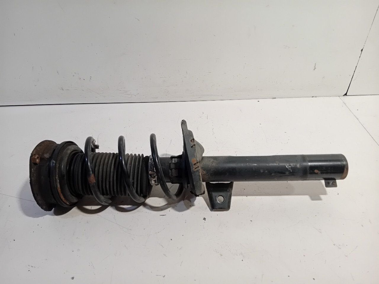 Veerpoot links voor Volkswagen Golf, Onderdelen@venauto.nl, Van der Ven Autorecycling B.V., Gebruikt, Ettenseweg 76, 4706 PB Roosendaal, The Netherlands
