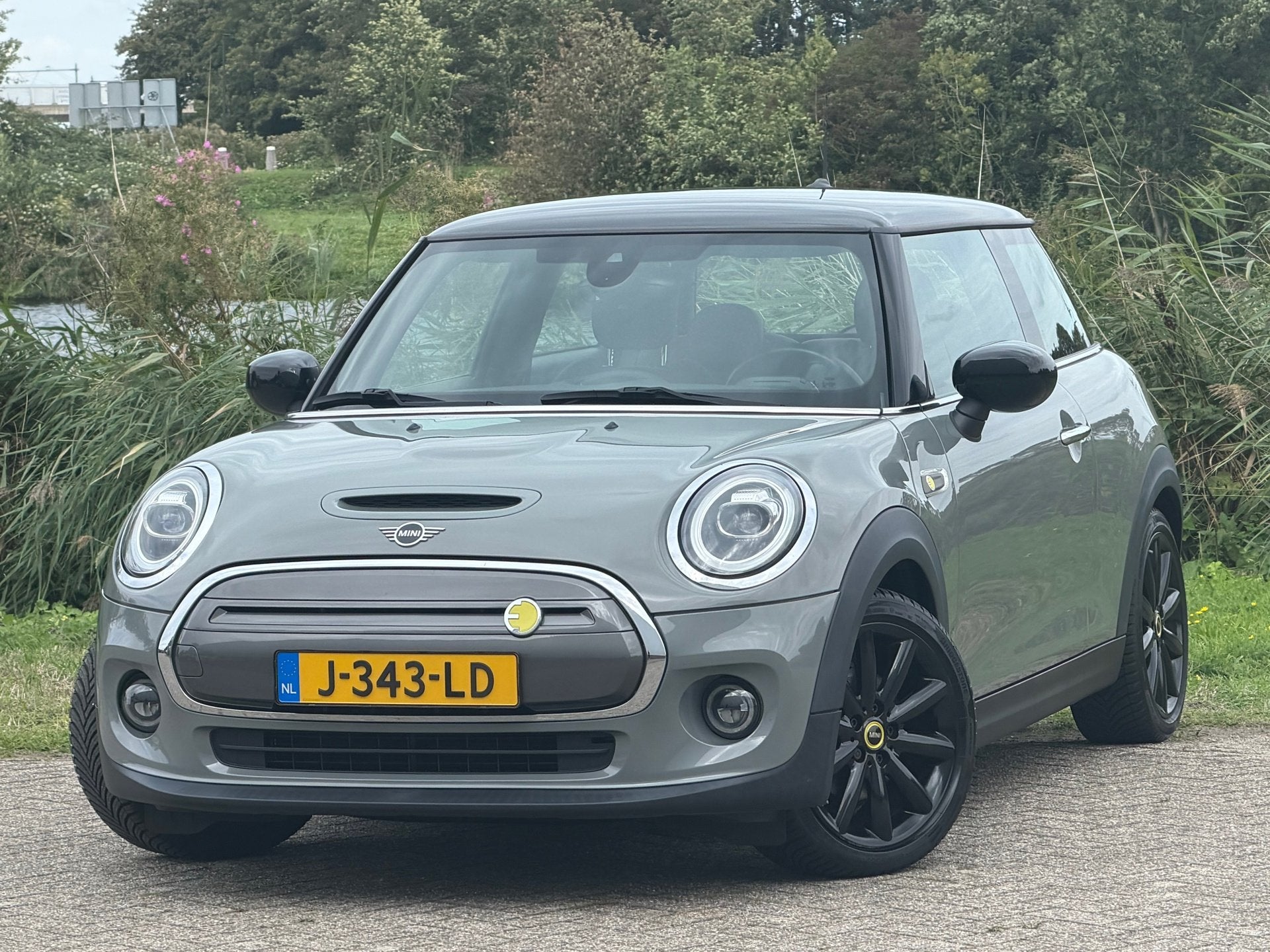 Mini Electric Essential 33 kWh - Moonwalk Grey/Black - Carpl, Auto's, Dealer onderhouden, Stof, 4 stoelen, Mini Electric