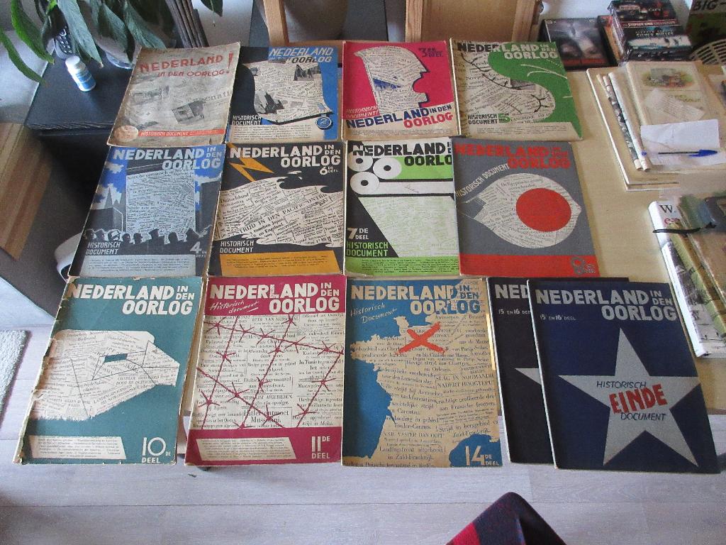 13 delen documenten met bijlagen NEDERLAND IN DEN OORLOG!, Verzamelen, Ophalen of Verzenden, Nederland, Boek of Tijdschrift