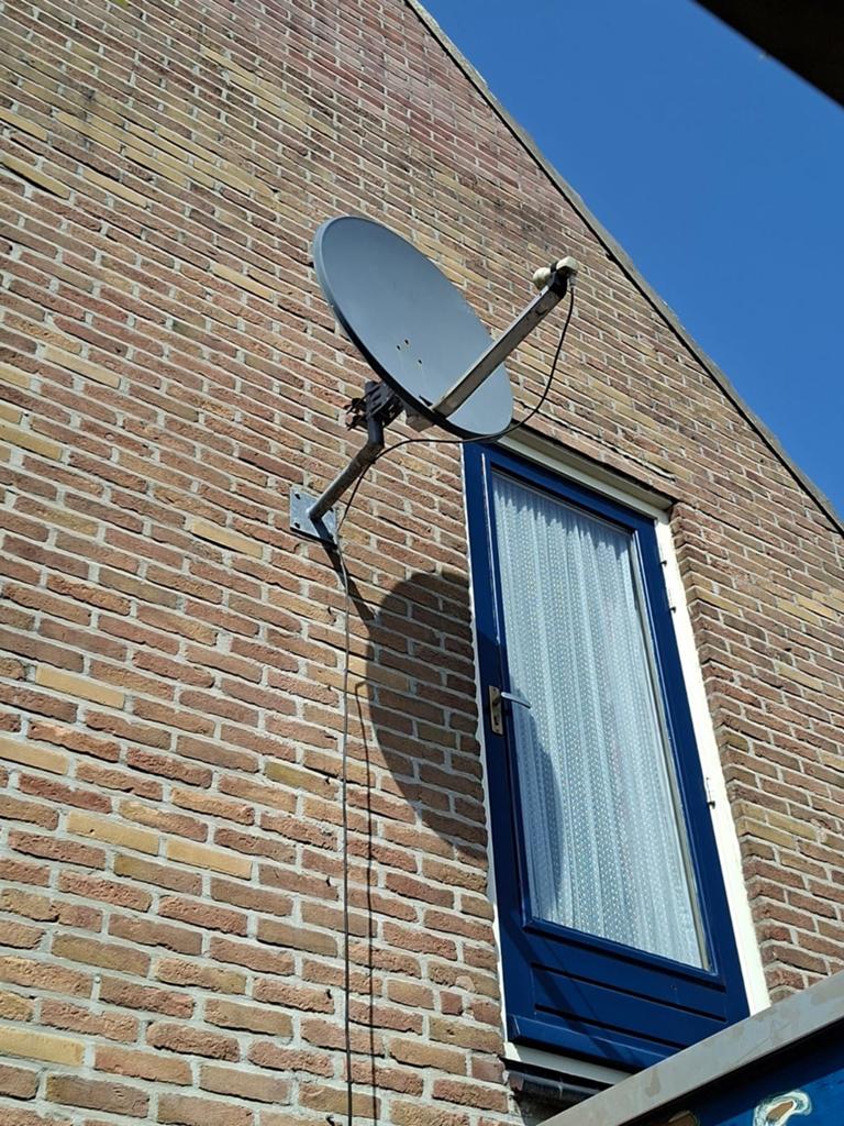 Satellietschotel met LNB en muurbeugel - Werkt nog, Ophalen of Verzenden, Gebruikt, (Schotel)antenne, Overige merken
