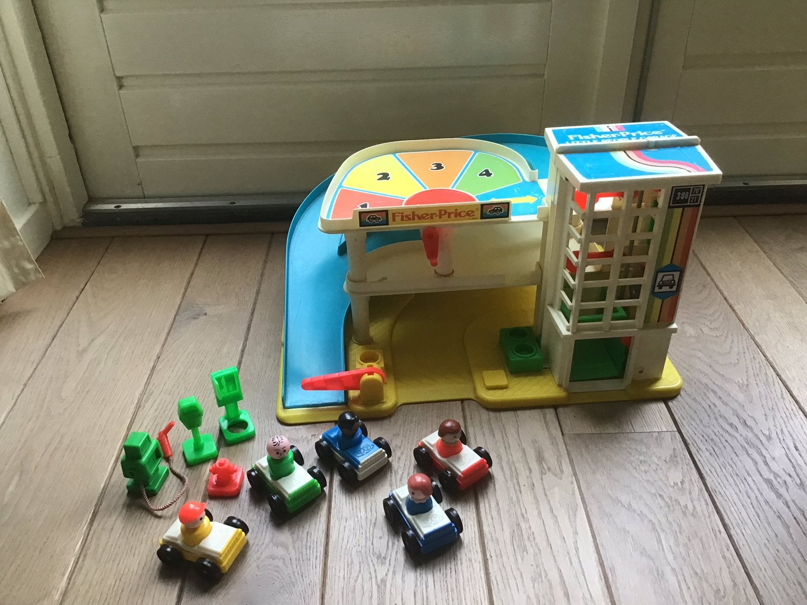 Fisher Price garage uit jaren 80 met 5 auto’s en 5 popjes +, Ophalen of Verzenden, Zo goed als nieuw, Speelset