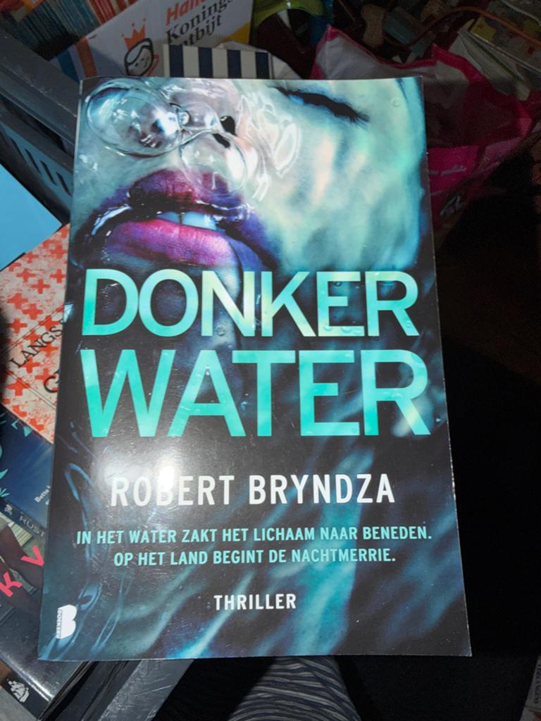 Z5.  Donker Water - Robert Bryndza (Thriller), Ophalen of Verzenden, Zo goed als nieuw, Europa overig