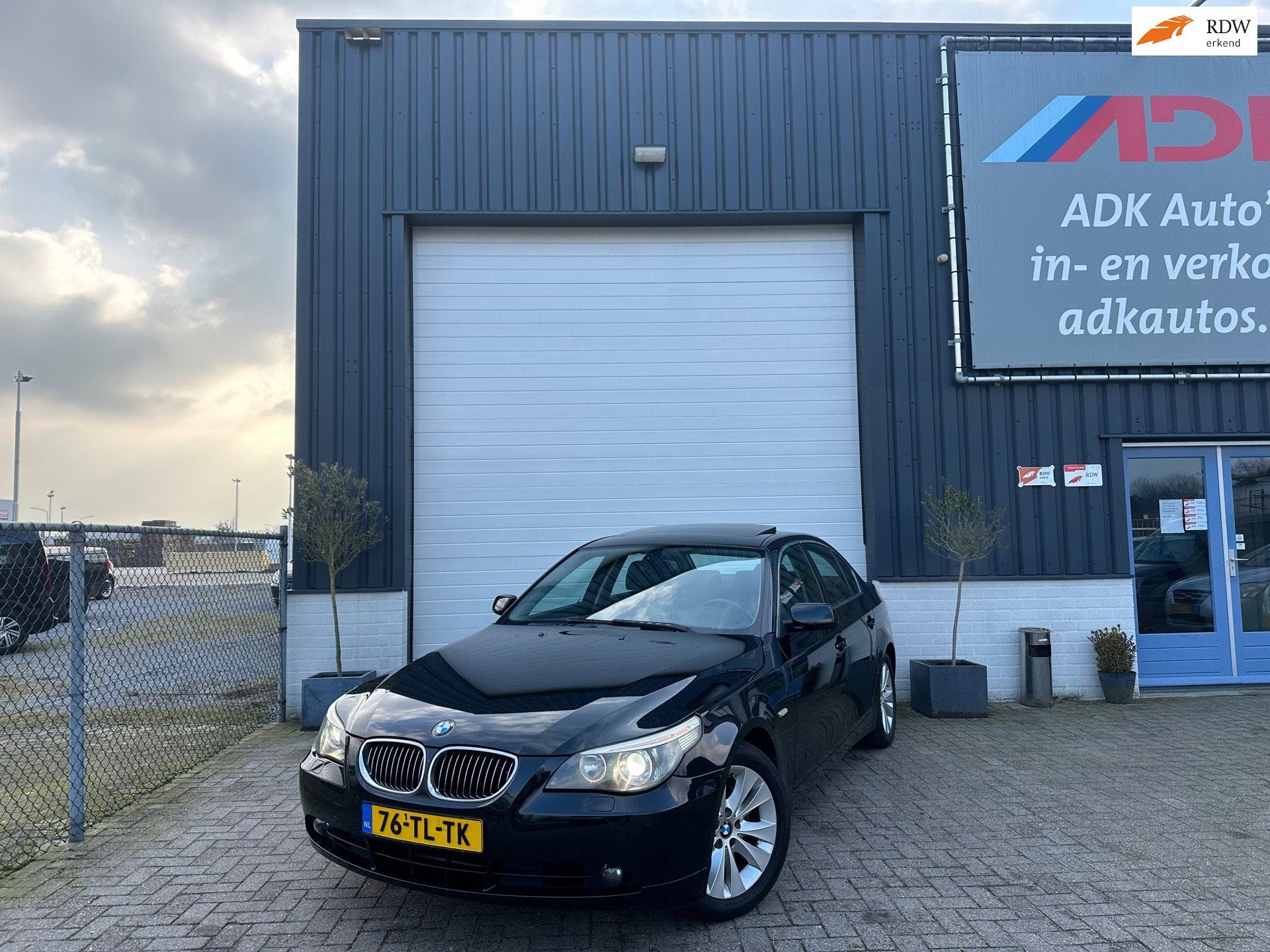 BMW 5-serie 525i Executive VOL OPTIES/DEALER ONDERHOUDEN, Auto's, Automaat, Achterwielaandrijving, Gebruikt, Zwart