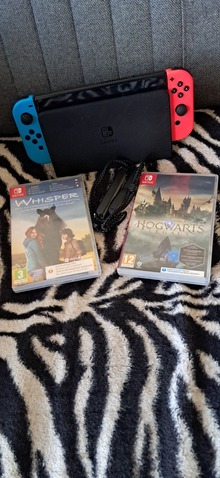 Nintendo Switch OLED met 2 spellen een jaar oud, Switch OLED, Met games, Met 2 controllers, Ophalen of Verzenden