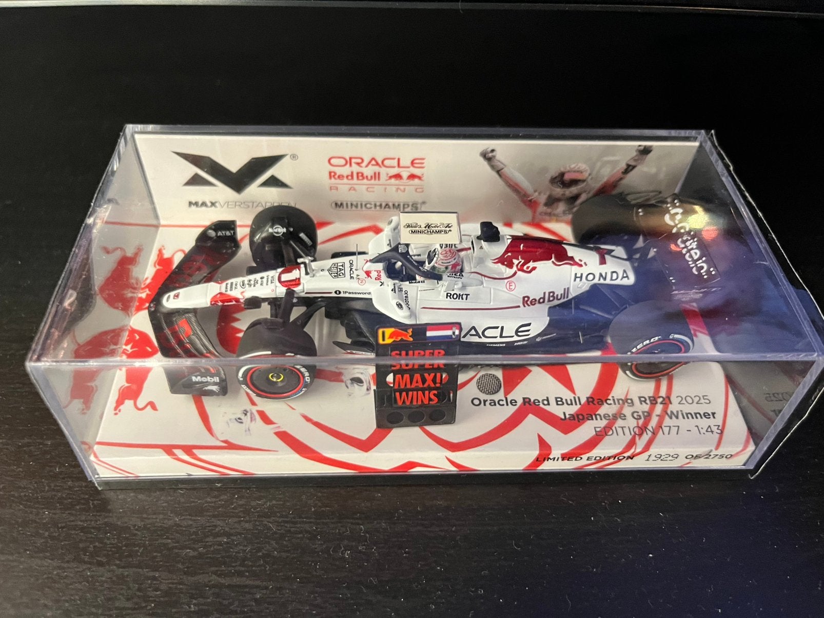 Max Verstappen 1:43 Red Bull GP Japan 2025 witte livery, Ophalen of Verzenden, Nieuw, Formule 1