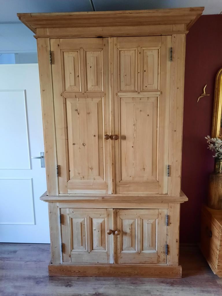 Houten kast met twee deuren en planken, Ophalen