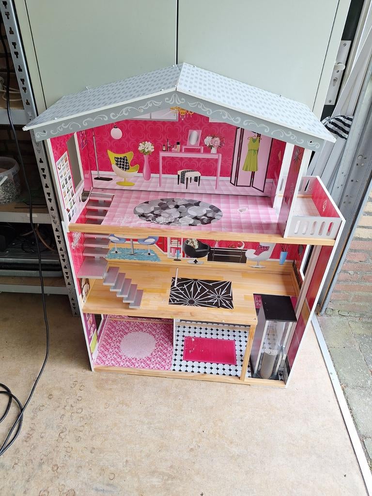Groot en modern poppenhuis met 3 verdiepingen, Ophalen, Gebruikt, Poppenhuis