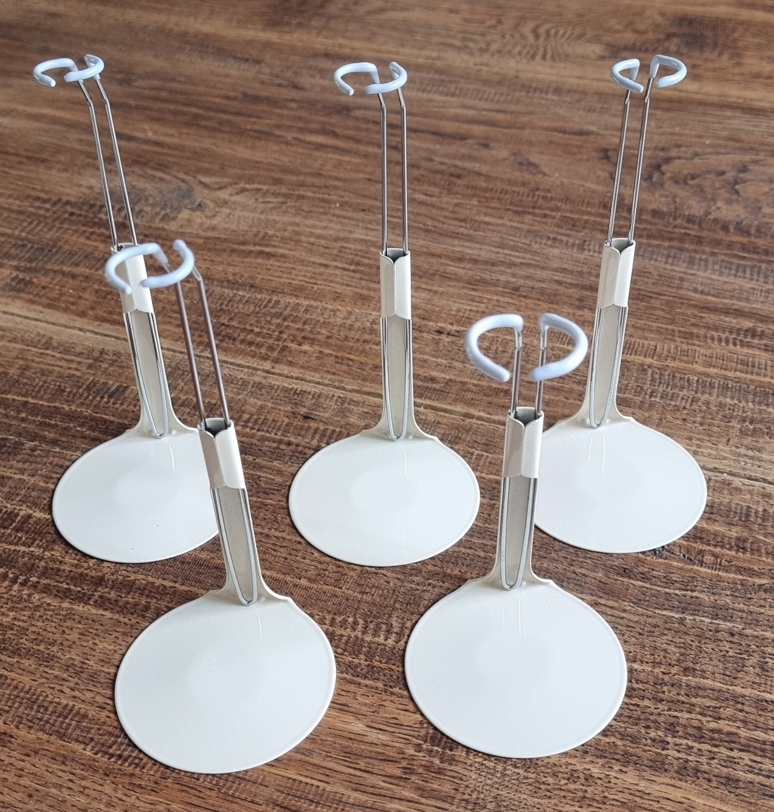 5 barbie standaards en 2 poppen standaards, Verzamelen, Poppen, Ophalen of Verzenden, Pop