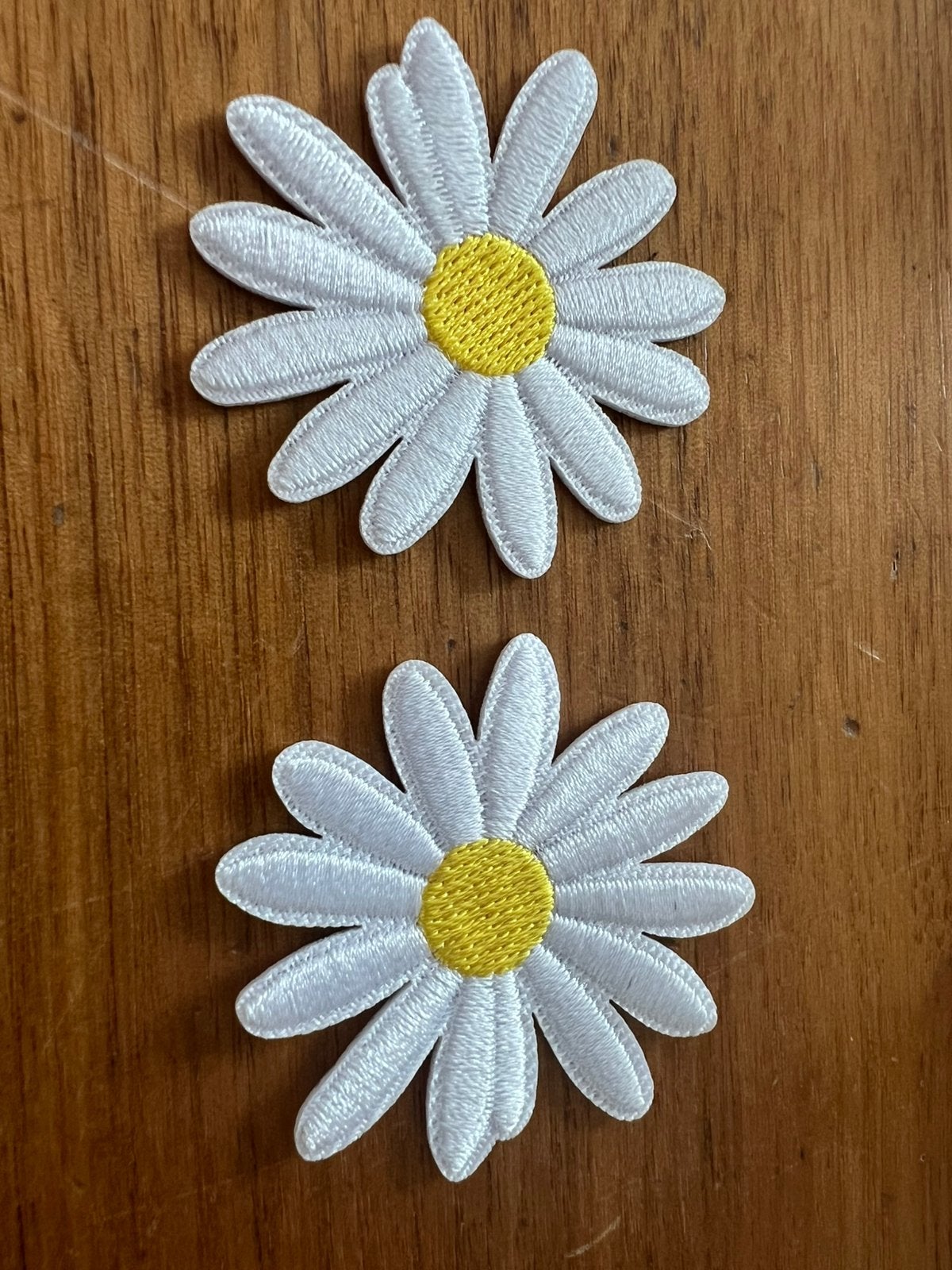 2 Margrietjes Strijk Applicaties - 4x4cm, Ophalen of Verzenden, Nieuw, Hotfix applicaties