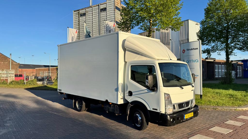 Nissan NT400 Cabstar Bakwagen|Topstaat| laadklep |VOL OPTIES, Auto's, Bestelauto's, Euro 5, Zwart, 4 cilinders, Stoelverwarming