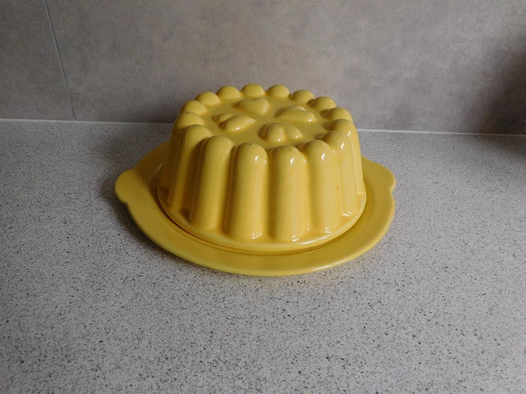Puddingvorm 18,5 cm. Onderbord 25 cm. Geel Zeller Keramik, Keramiek, Ophalen of Verzenden, Overige stijlen, Schaal of Schalen