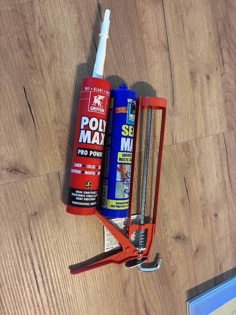White Sealant (425g each) + Caulking Gun (BRAND NEW), Doe-het-zelf en Verbouw, Gereedschap | Handgereedschap, Ophalen, Nieuw, Kitspuit