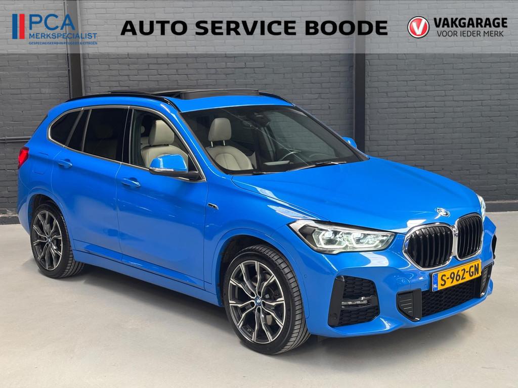 BMW X1 XDrive25e (220pk) PHEV M sport automaat - leer - schu, Auto's, BMW, 8 kWh, Gebruikt, Blauw, Bedrijf