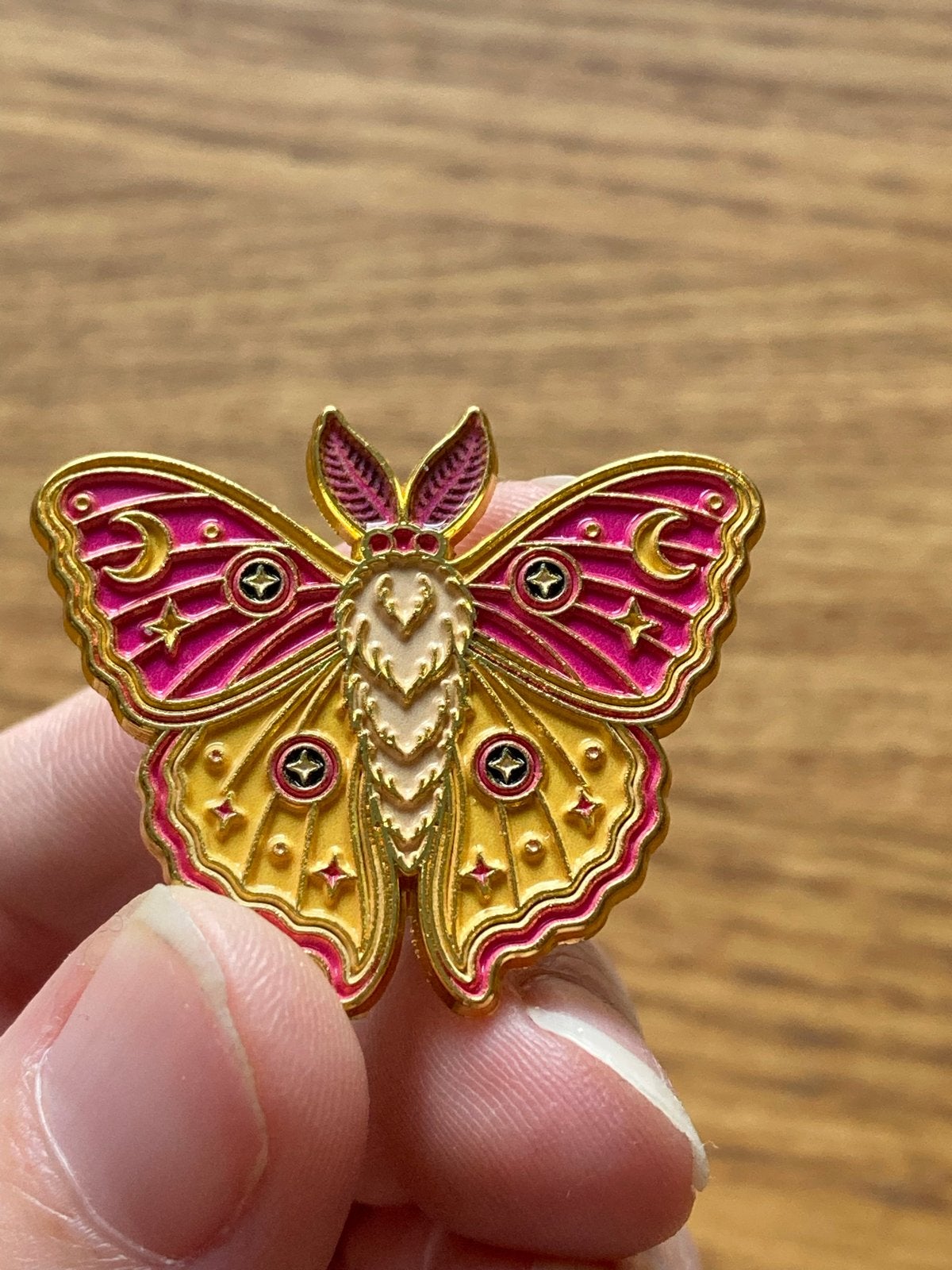 Mooie Vlinder Pin speld - Goudkleurig met Roze en Geel, Overige materialen, 4 tot 7 cm, Nieuw, Ophalen of Verzenden