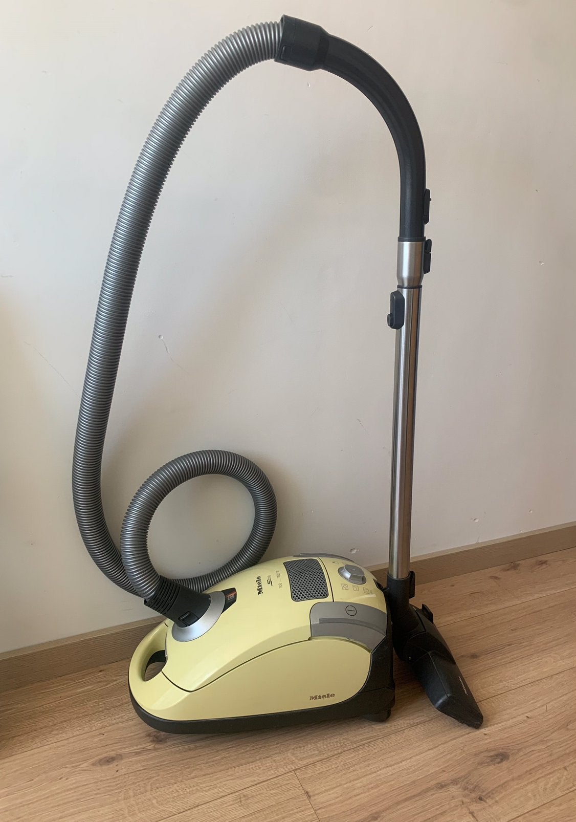 Miele stofzuiger 1800Watt., Refurbished, 1600 tot 2000 watt, Miele, Sledestofzuiger