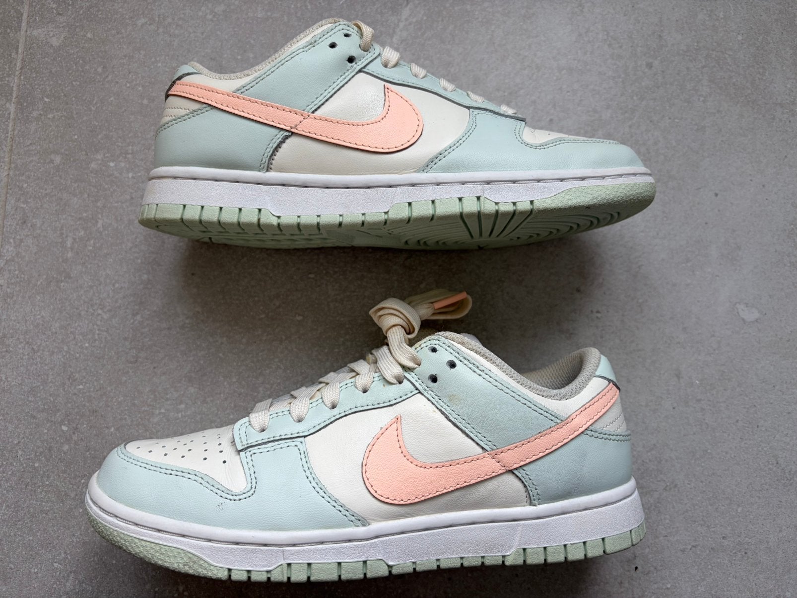 Nike Dunk Low Barely Green/ Crimson Tint, Kleding | Dames, Wit, Ophalen of Verzenden, Sneakers of Gympen, Zo goed als nieuw