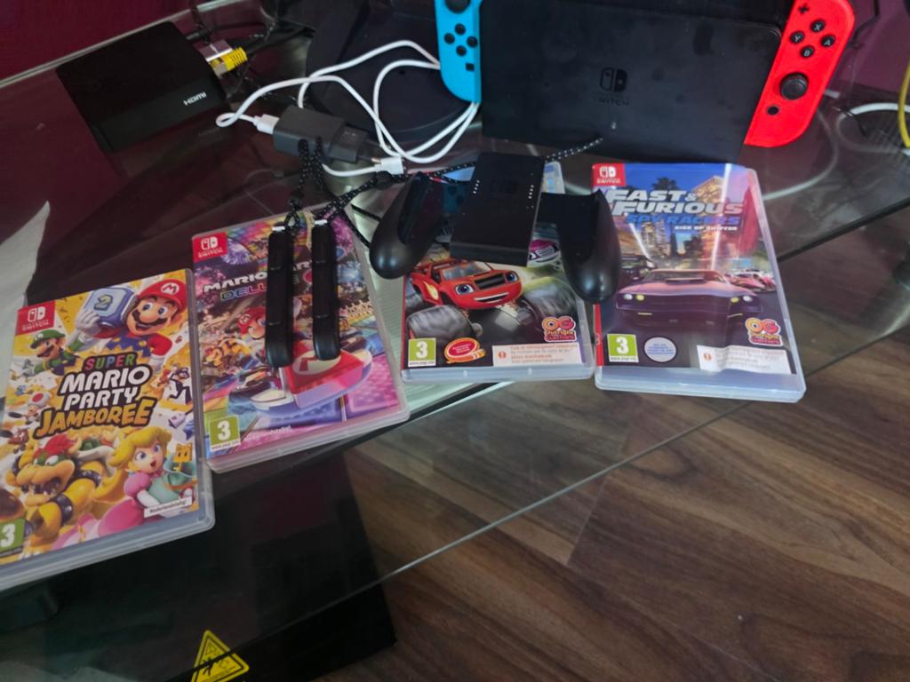 Nintendo Switch met 3 games en accessoires, Spelcomputers en Games, Games | Nintendo Switch, Gebruikt, Overige genres, 3 spelers of meer