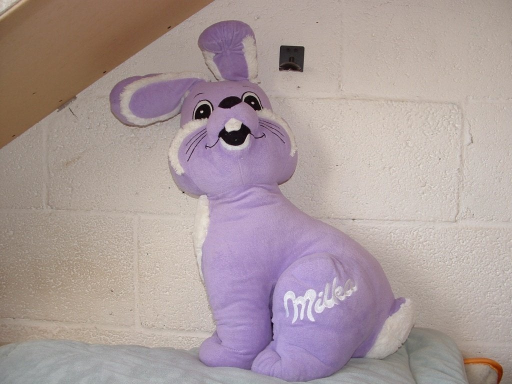 MILKA KONIJN GROOT VELOURS LILA MET WITTE WOLLIGE BORST, Kinderen en Baby's, Ophalen of Verzenden, Nieuw, Konijn