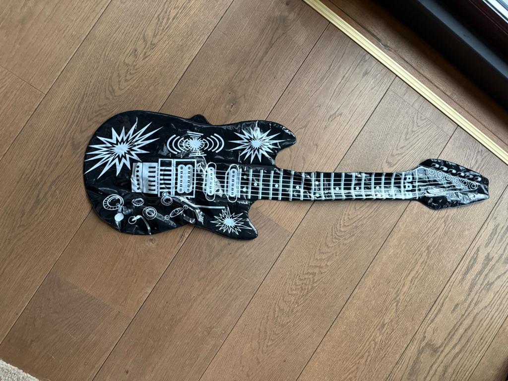 Opblaasbare gitaar - Zwart met witte patronen, Ophalen of Verzenden, Nieuw, Jongen of Meisje