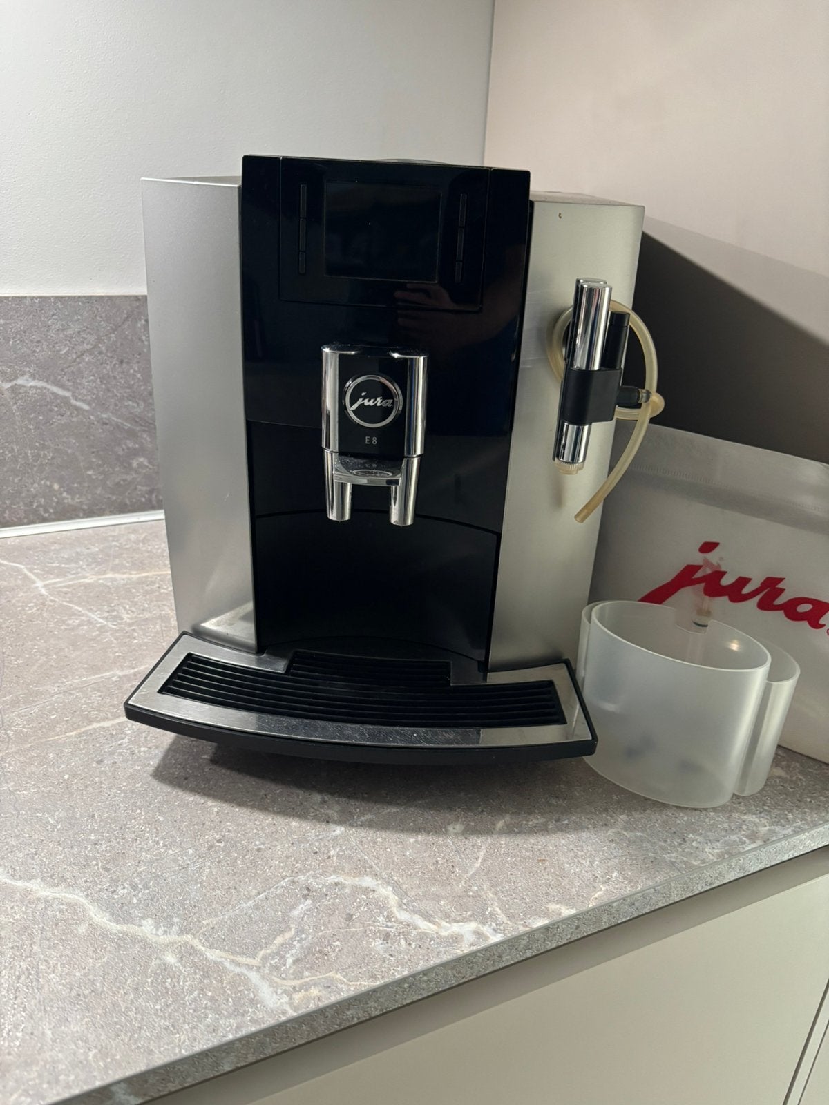 Jura e8, Witgoed en Apparatuur, Ophalen of Verzenden, Zo goed als nieuw, Koffiemachine