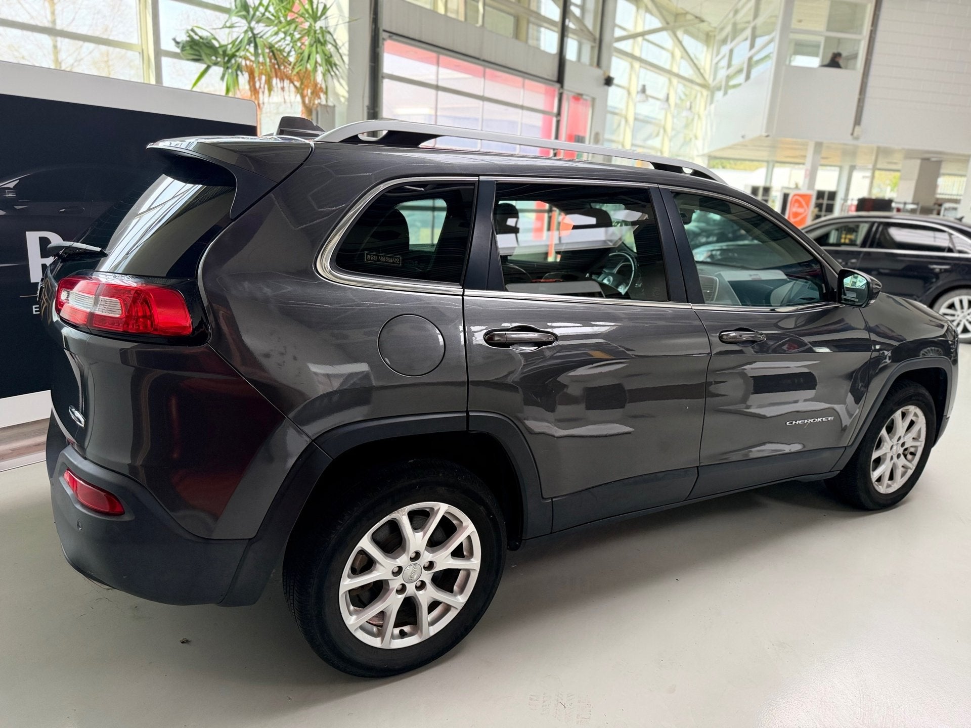 Jeep Cherokee 2.0 Longtitude Business Edition AWDAutomaat,Le, Auto's, Automaat, Dealer onderhouden, Gebruikt, Zwart