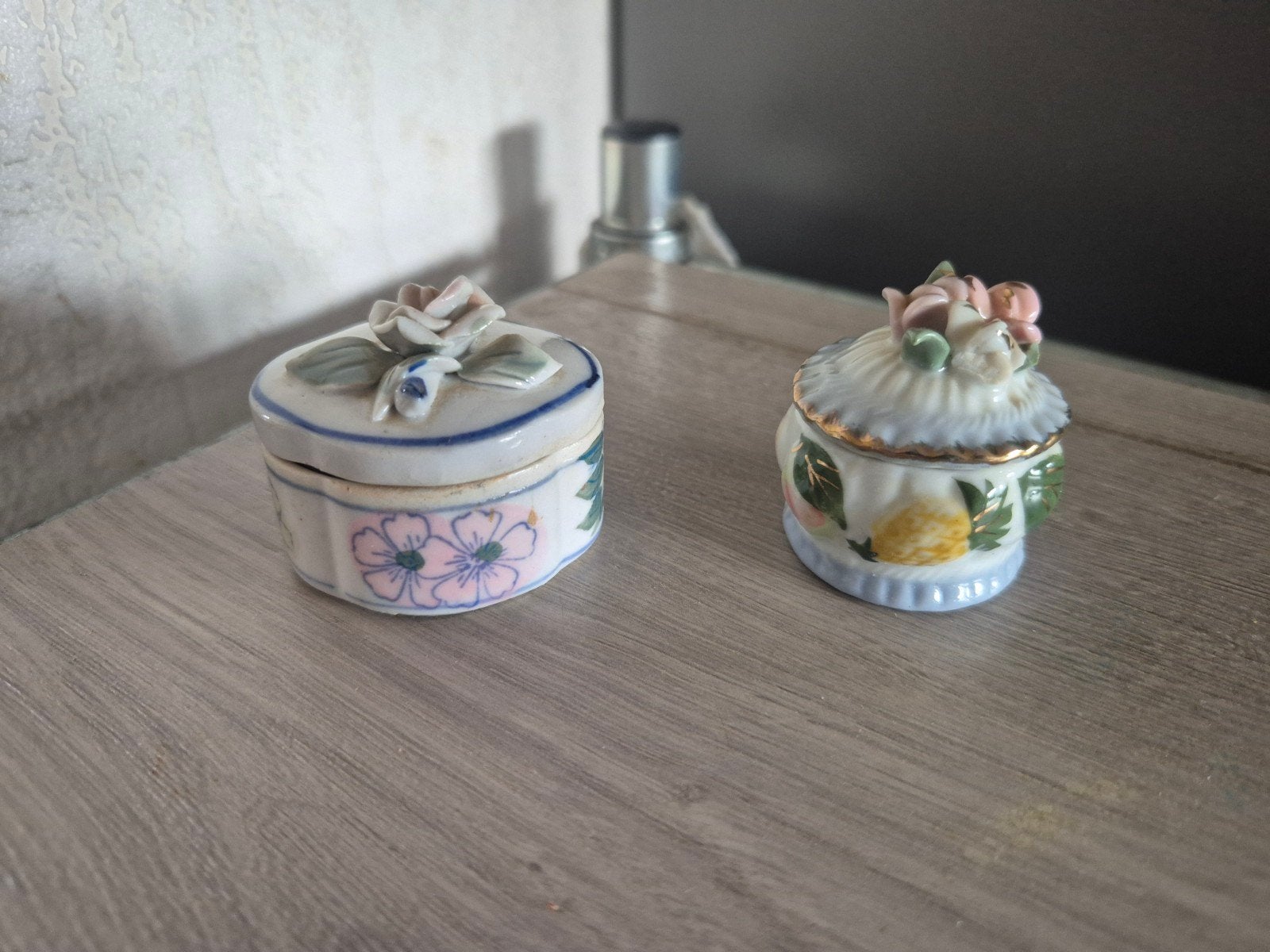 2 porseleinen doosjes, Antiek en Kunst, Curiosa en Brocante, Ophalen of Verzenden