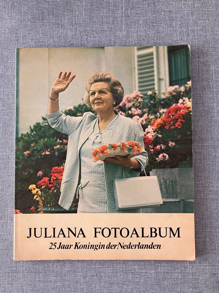 Juliana FotoAlbum – 25 jaar Koningin der Nederlanden , Ophalen of Verzenden, Gebruikt, Nederland, Tijdschrift of Boek