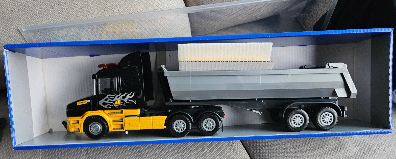 Emek Scania kieper kieptrailer CAT Zeppelin 1:25 nieuw, Ophalen of Verzenden, Nieuw, Bus of Vrachtwagen, Overige merken