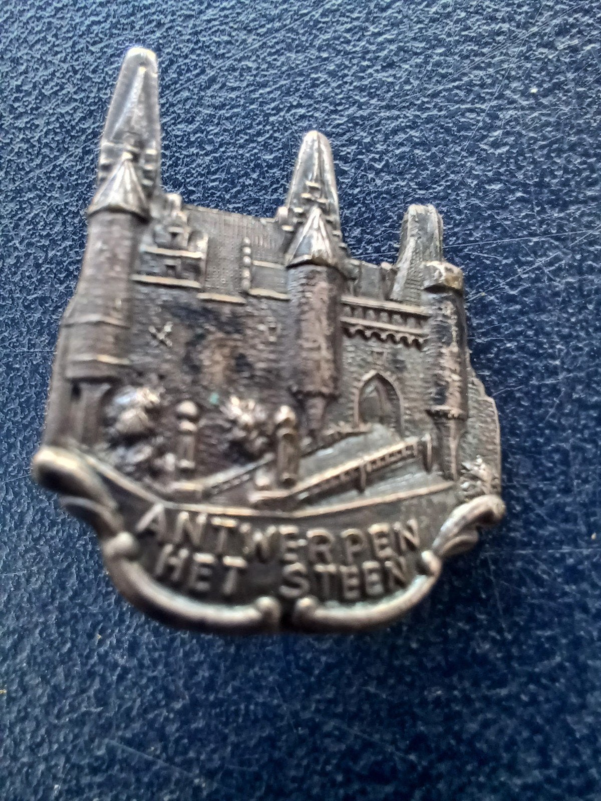 Speldje/ broche Antwerpen Het Steen, Ophalen of Verzenden, Gebruikt, Stad of Land, Speldje of Pin