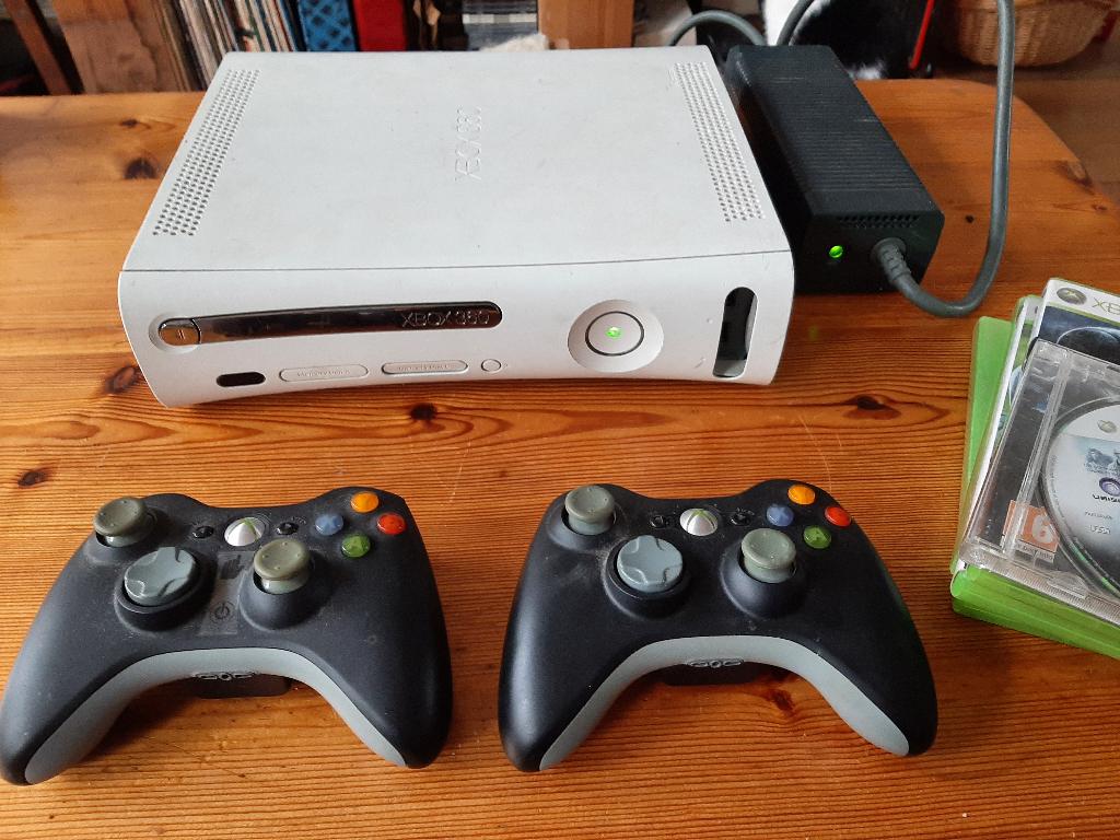 Xbox 360 met 2 controllers, Spelcomputers en Games, Ophalen, Met 2 controllers, 360 Arcade of Core, Gebruikt