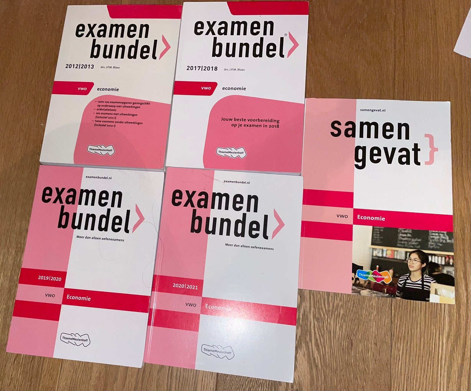 Examenbundels VWO Economie (diverse jaren) + Samengevat, Ophalen of Verzenden, Zo goed als nieuw, VWO, Economie