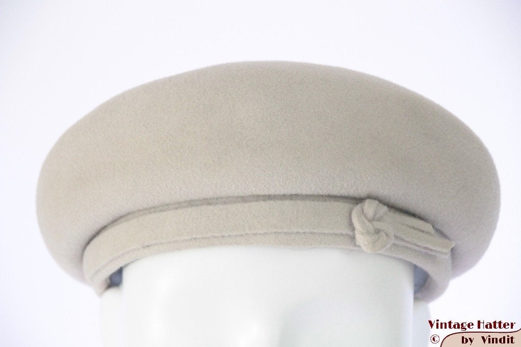 Vintage Dameshoed pillbox baret zacht grijs vilt 54 = XS, Ophalen of Verzenden, Gedragen, 55 cm (S, 6⅞ inch) of minder, Hoed