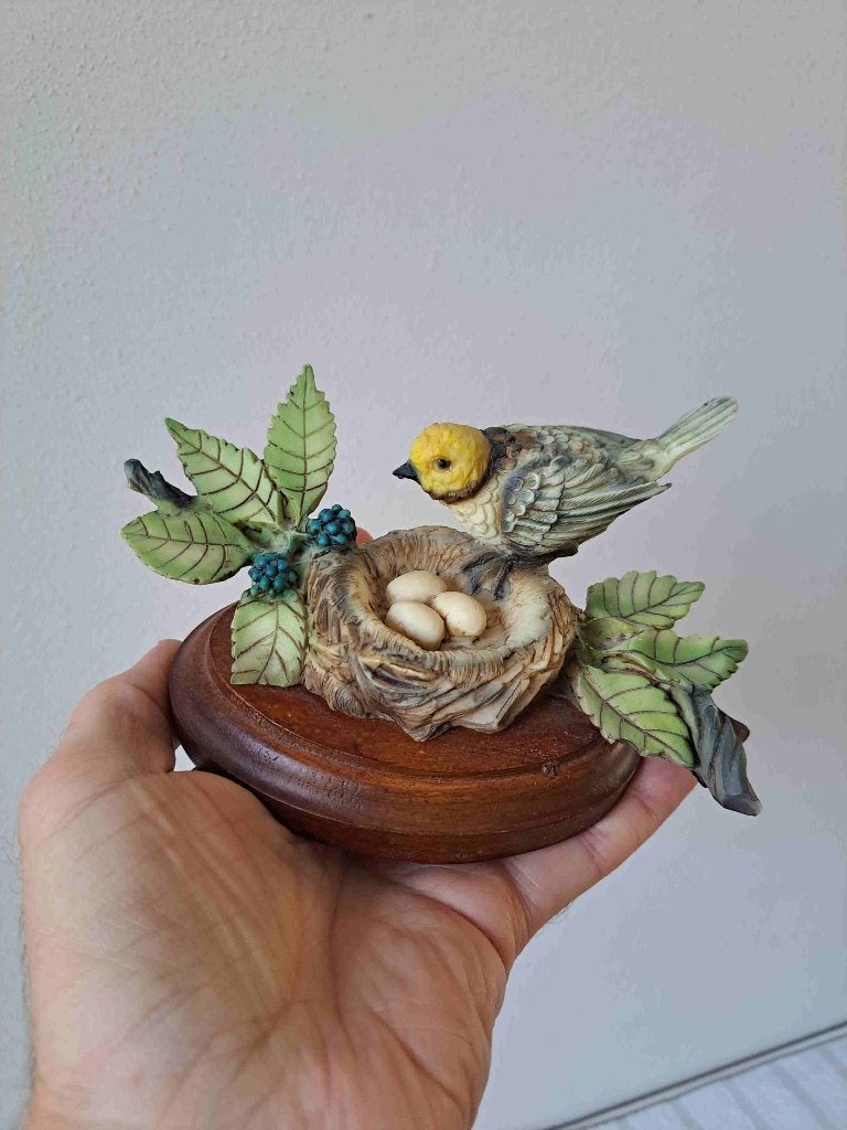 Oranjekoptangare met Nest van Kunsthars en Hout, Ophalen of Verzenden, Zo goed als nieuw, Vogel, Beeldje of Figuurtje