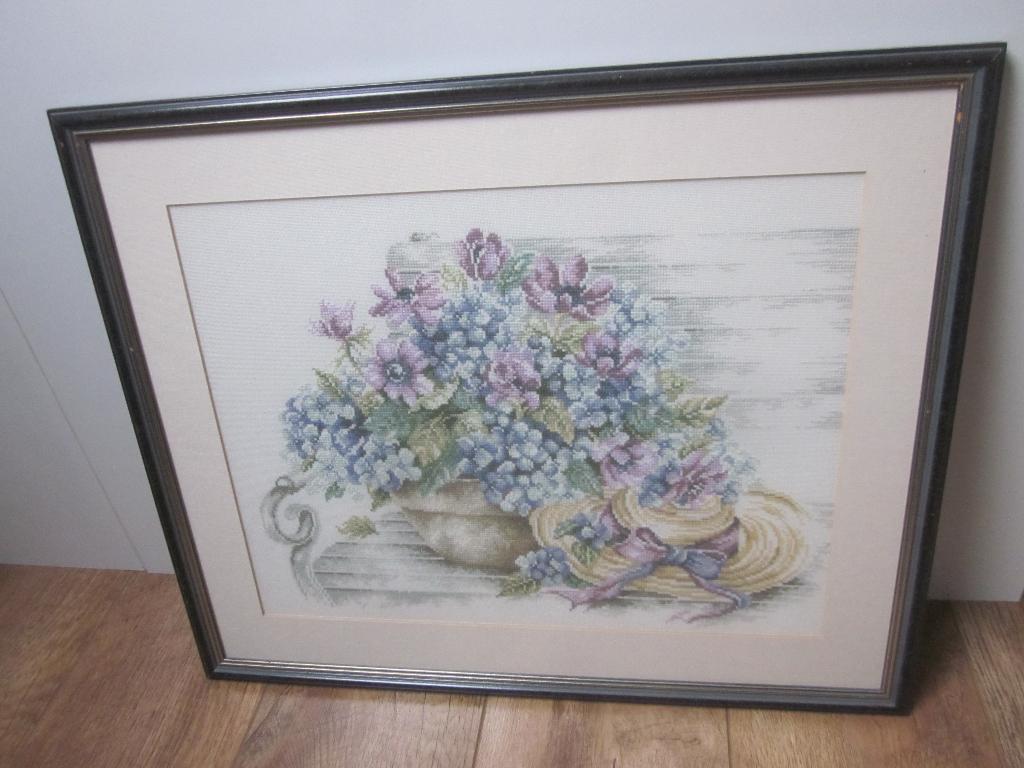 Geborduurd schilderij in pastelkleur Hortensia's en Anemonen, Ophalen of Verzenden, Zo goed als nieuw, Handborduren, Onderdeel of Toebehoren