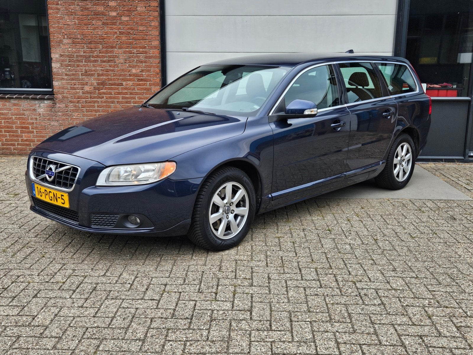 Volvo V70 2.0 D3 2011 5 CILINDER EURO 5 NAP TREKH NIEUWE APK, Voorwielaandrijving, Euro 5, 1984 cc, Blauw