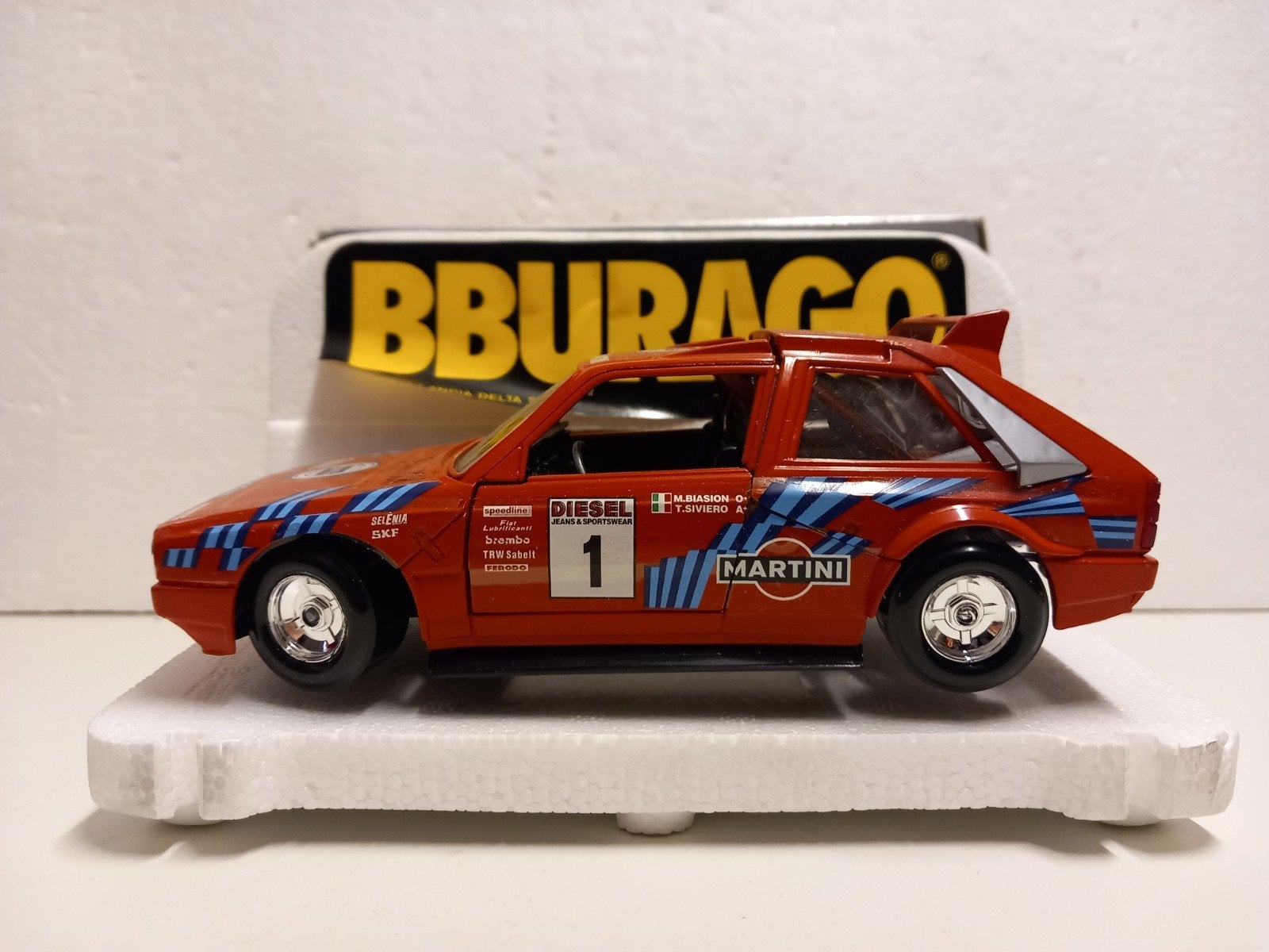 Bburago 1:24 Lancia Delta S4 Martini rood, Ophalen of Verzenden, Zo goed als nieuw, Auto, Bburago