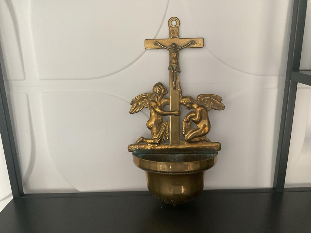 Antiek Koperen Kruisbeeld met Engelen en Wijwaterbakje, Antiek en Kunst, Antiek | Religie, Ophalen of Verzenden