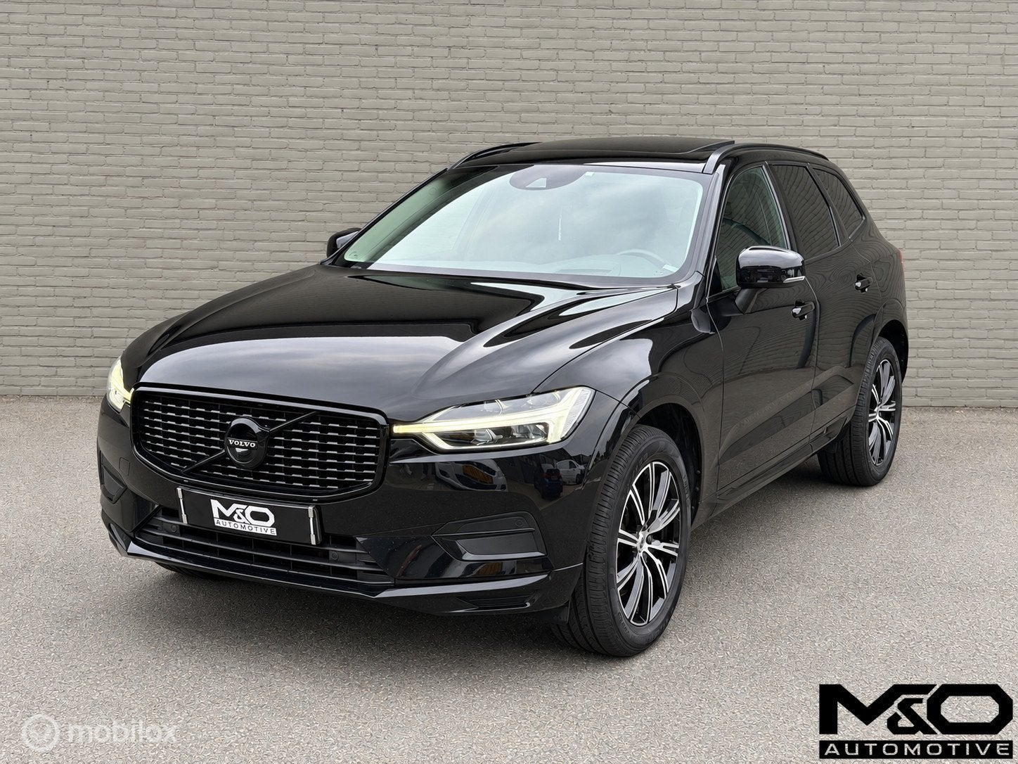Volvo XC60 2.0 B5 INSCRIPTION | PANO | TREKHAAK | LED | HUD, Gebruikt, 4 cilinders, 1969 cc, Zwart