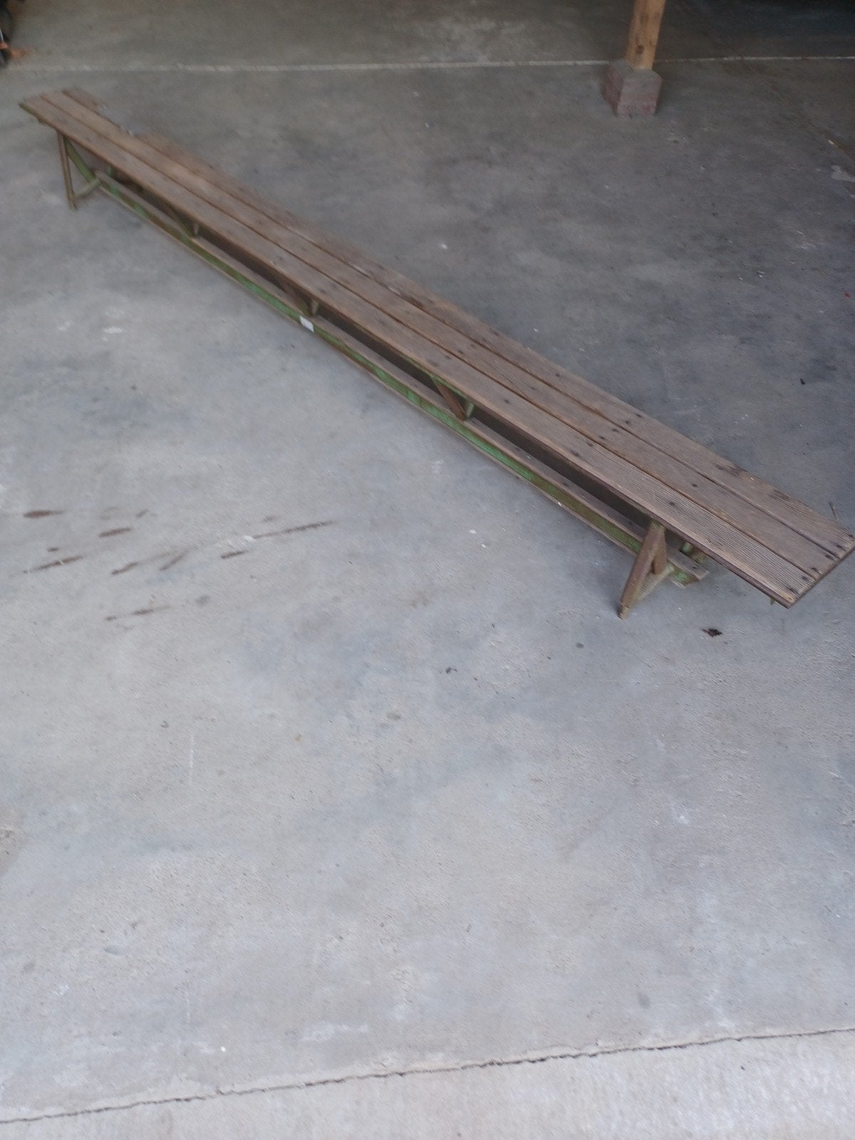 Vintage houten gymzaal bankje met metalen onderstel, Ophalen