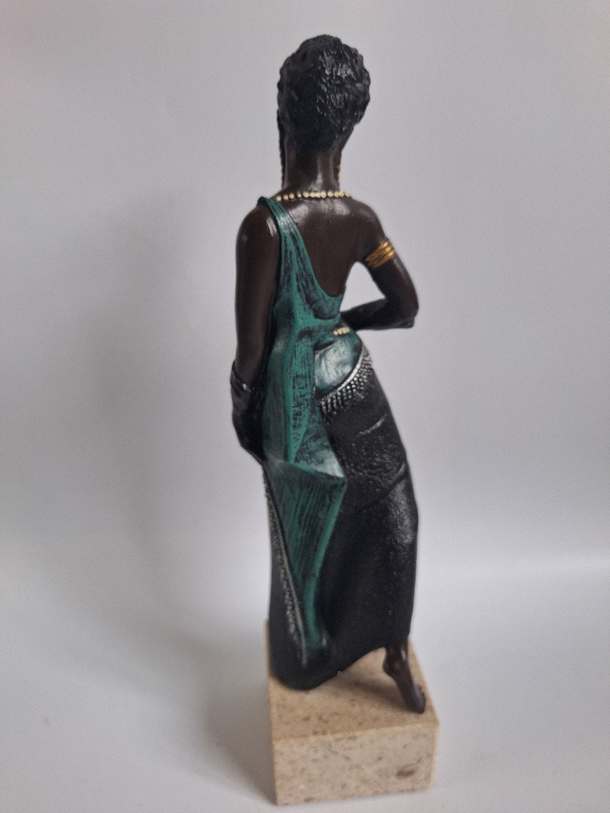 Mooi elegant beeldje van een Afrikaanse vrouw, Verzamelen, Beelden en Beeldjes, Ophalen of Verzenden, Zo goed als nieuw, Mens