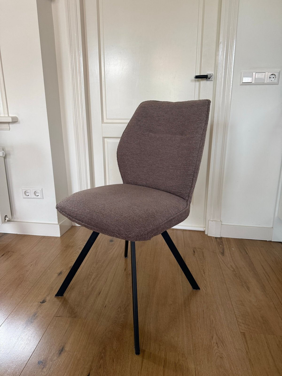 2x Leen Bakker eetkamerstoelen model Raffy, Ophalen, Twee, Bruin, Zo goed als nieuw