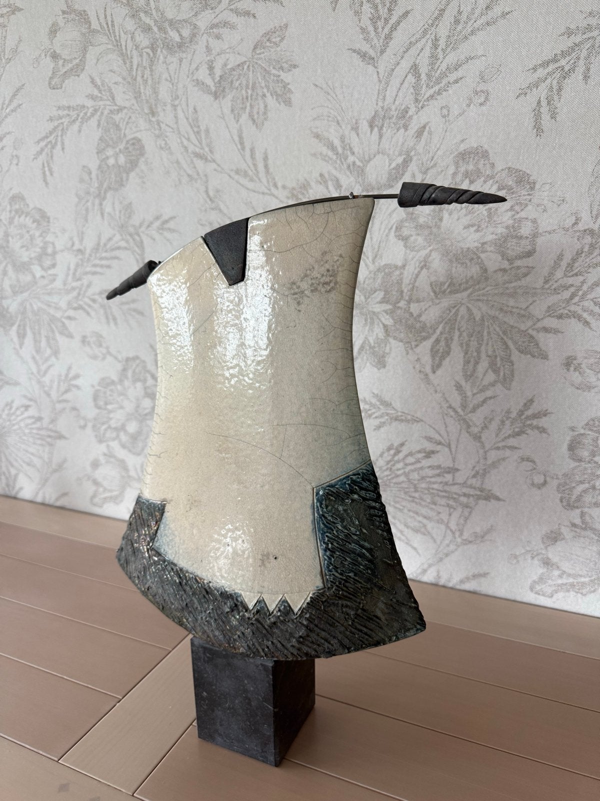 Abstract Keramisch Beeld op Sokkel - Handgemaakt, Ophalen, Geglazuurd, 20 - 50 cm, Steen of Keramiek